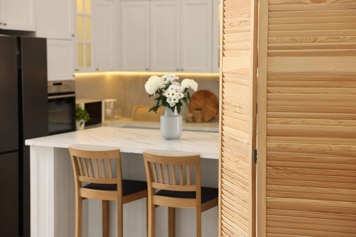 Dapur Minimalis dengan Sekat Kayu